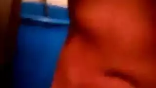 بعزم مديره بالعمل ينيك مرته امامه وهو