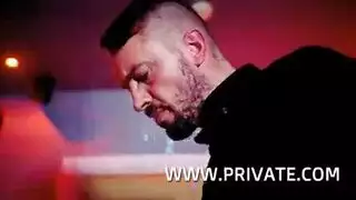 نشوة التعنيف والبوس الخلفي