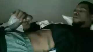 فتاة متحولة تقدم عروضًا جنسية صريحة على قضيب أسود كبير