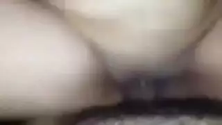 المؤدية الحارة علوي تخدم قضيبًا صلبًا ثم تأخذه بعمق داخلها
