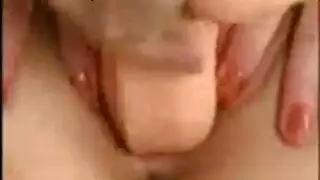 قضيب صلب كالصخر في حلقها خلال مص عنيف في المطبخ