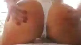 مراهقة تُملأ وهي ترتدي جوارب نايلون