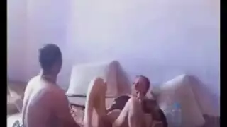 مراهقة نحيلة تتعرض لتمزيق فتحاتها