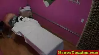 مدلكة تعاني تجذب قضيب زبون نابض