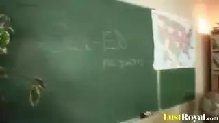 يقيدها على الكرسي ويفرك كسها وتصرخ