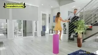 ميلف تؤدي أوضاع يوغا صريحة حول قضيب ضخم