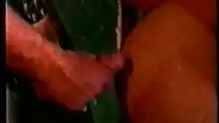 الجدة ذات الثديين الضخمين يتم عصرها بينما يتم صفع مؤخرتها أثناء ممارسة الجنس
