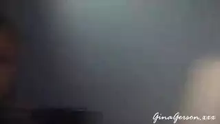 ثنائي القضبان البيضاء في علاقة جنسية جماعية صعبة