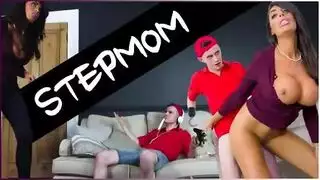 شقراؤ تستغل غياب الام