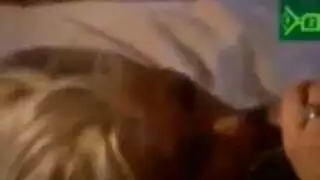 حلماتها القاسية تحصل على علاج بخيار بارد