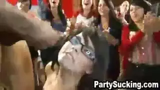 تعيش حياتها عارية
