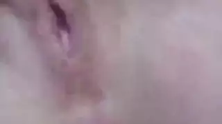 فتاة ثانوية شابة تأخذ قضيبًا في غرفة نومها