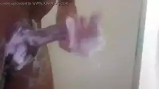 أم ناضجة سمراء مغطاة بالصابون تأخذ عدة زبور صلبة