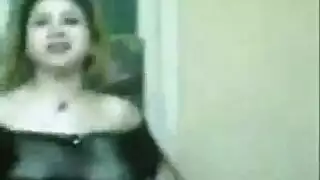 تبول ازب في وسط كسها