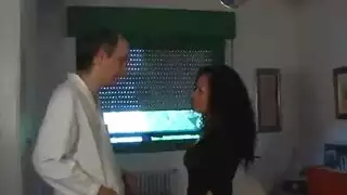 تترجاه ان يحويها من و طيزها بقضيبه الكبير