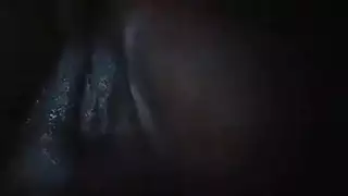 الفاتنة السوداء المبتسمة تحب أن تشعر بقضيب ضخم يمدد فرجها