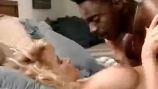 امه سكرانه يدخل عليه وهي نايمه ينيكك فيه