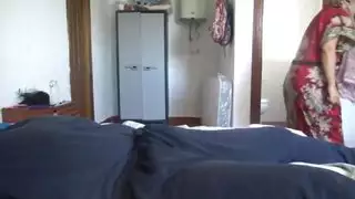 زوجة مسلمة غير مخلصة تغش مع زملائها الديك الأسود الكبير