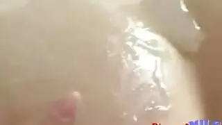 ناضجة مفلسة تستمتع بعمل يدوي خشن على مهبلها المبلل