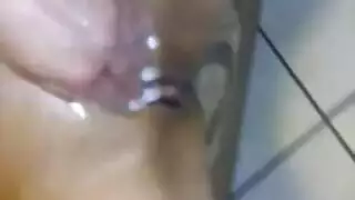 ثنائي مثار ينتقل إلى جلسة جنس ثلاثي صريح