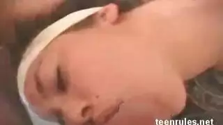 مراهقة صدرها صغير في استمناء شديد بالشمع الساخن