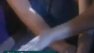 شقراء جميلة تحصل على جرعتها اليومية من اللعنة من رجل ليس صديقها