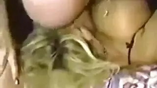 ملكة المص ميلي مور تكافأ بقذف كريمي على الوجه