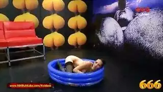 عاهرة لاتينية فيكتوريا مهووسة بمص القضيب بعمق