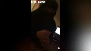 قحبة منقبة تدلع على زبر حبيبها