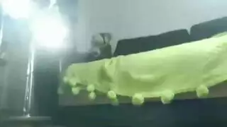 امرأة داكنة البشرة ذات خبرة في جلسة جنس دون التزام