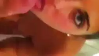 أوروبية جميلة تُمارس الجنس الفموي العنيف وتتلقي السائل المنوي في حلقها