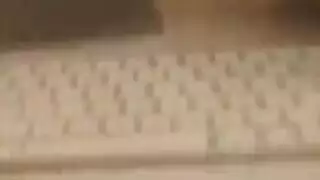 جميلة خبيرة تركع، مجوهراتها مخلوعة، مستعدة للجماع الفموي