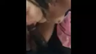 نيك في حديقة عامة: عاهرة سمراء تمص وتتركب على قضيب كبير