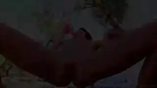العاهرة السمراء ميلينا تمص قضيبًا ثقيلًا بينما يقف رجلها مسيطرًا على وجهها