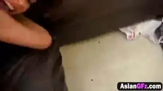 المبتدئة في الجنس الجماعي تأخذ قذفتين في غرفة نومها