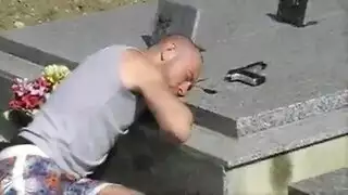جيس تأخذ قضيبًا أسود سمينًا في فمها ثم على الفراش
