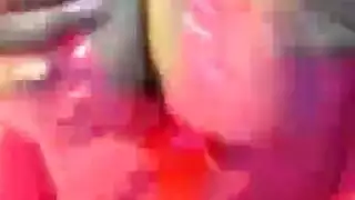 السمراء الشهوانية تسرق رجل صديقتها لممارسة جنس صارخ