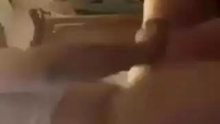 أم عربية مثيرة تتوق للسائل المنوي على ثدييها الكبيرين