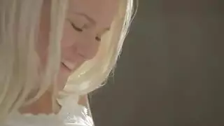 شقراء تلهث وتأخذ قضيباً قاسياً في مشهد إباحي ساخن