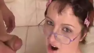 ولد يجلخ علا امه