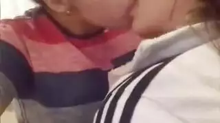 هذه الحوريات الساخنة مثلي الجنس تتمتع أول لقاء مثليه الخاص بهم على الشاطئ
