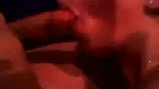 صديقة تمتص الديك العظيم