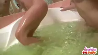 سكس سحاقيات مثيرة في الحمام