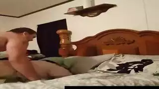 زوجة مطيعة تمثل في فيلم إباحي صريح على الكاميرا