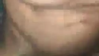 شقراء مرحة تغازله بنظراتها قبل أن تمارس الجنس بقوة