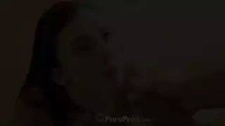 بعد تذوق طيزها، يفتح كسها بالضرب