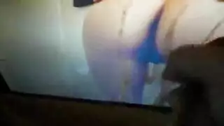 عرض خاص للرجل المقنع: نكاح مراهقتين في مشهد إباحي سري