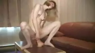 الشقراء الشابة تُدمر بواسطة قضيب وحش أبيض سميك