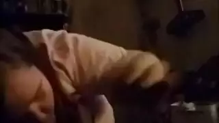ربة منزل يائسة تبلع السائل المنوي مقابل المال