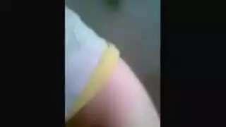 وضعية كلابية في العلن: مهبلها الضيق يمسك بقضيبه السميك